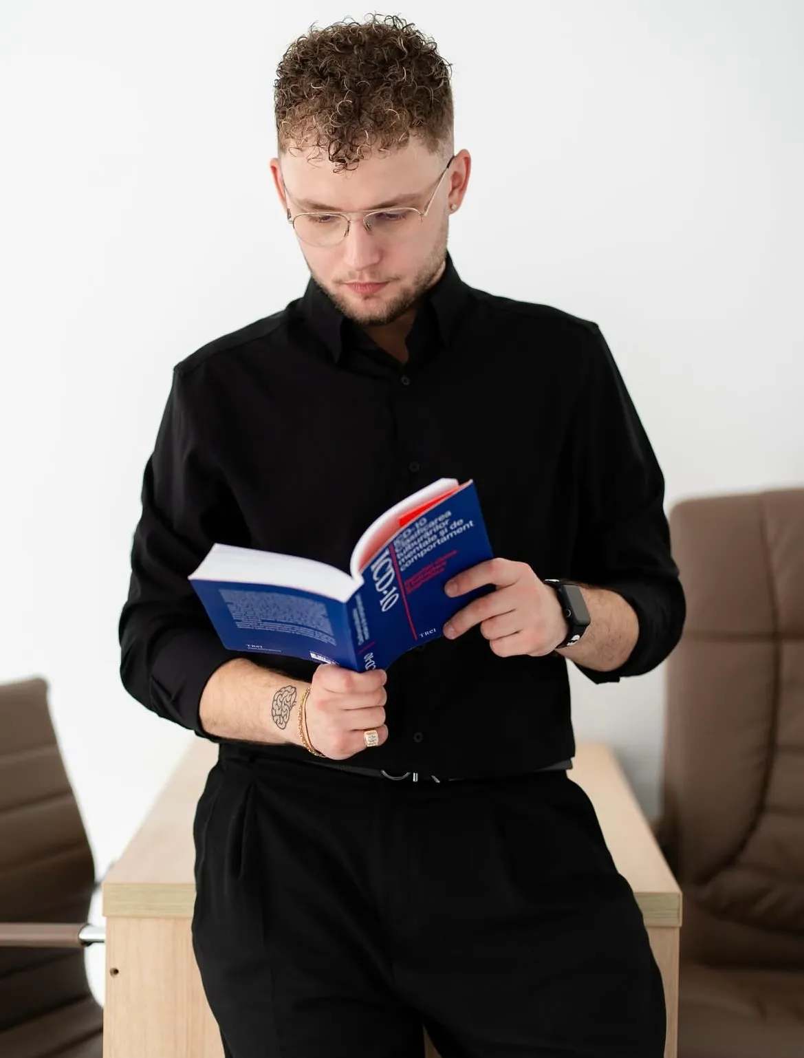 Flaviu Mihăiță răsfoiește un manual de clasificare a tulburărilor mentale (ICD-10)