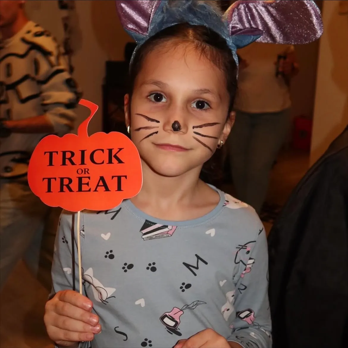 Fetiță în costum de Halloween, la petrecerea tematică a cabinetului